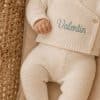 Bébé portant une tenue de naissance personnalisée brodée