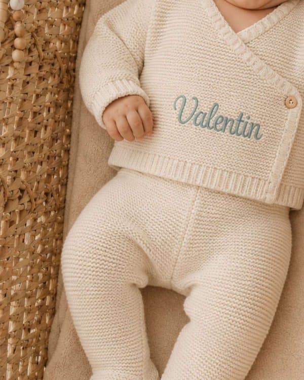 Bébé portant une tenue de naissance personnalisée brodée