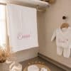 Cadeau naissance bébé avec tenue et couverture personnalisées