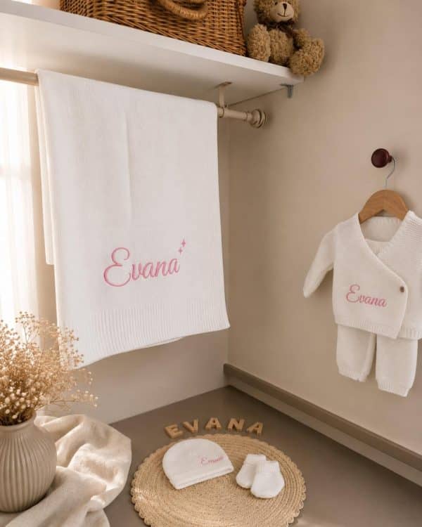 Cadeau naissance bébé avec tenue et couverture personnalisées