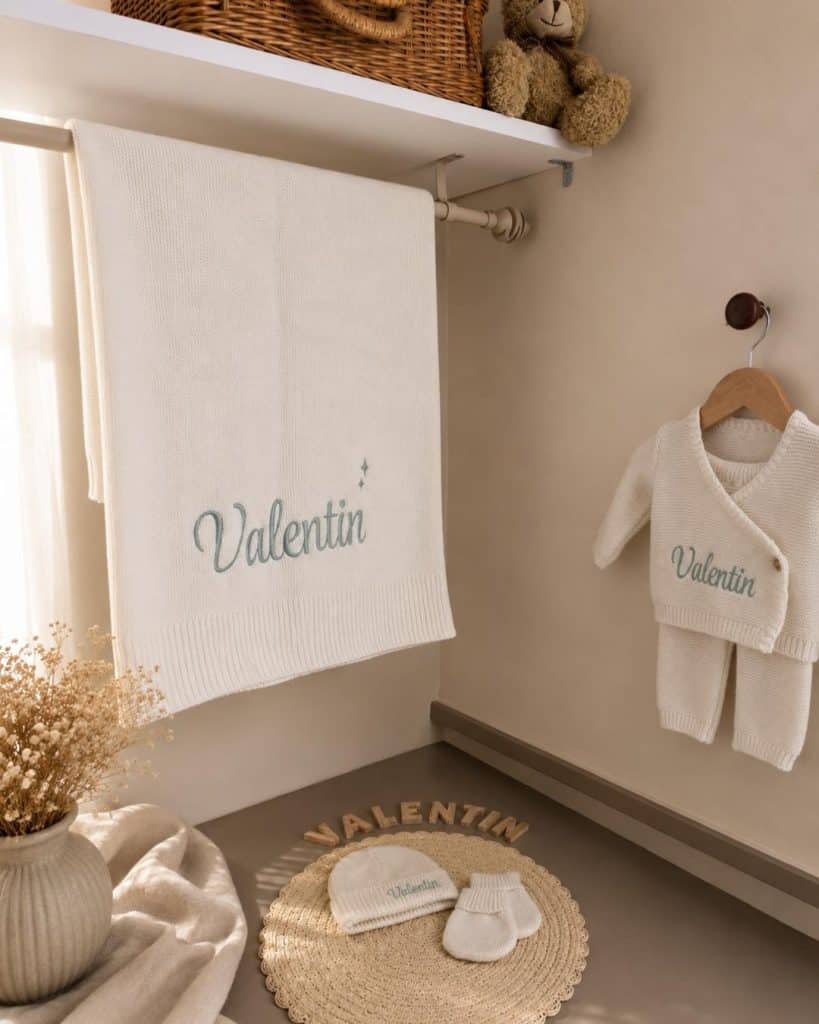 Coffret naissance brodé avec tenue bébé personnalisée