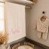 Cadeau naissance personnalisé avec tenue bébé en maille et couverture assortie