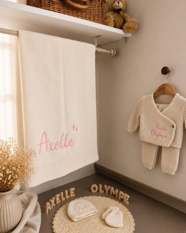 Cadeau naissance personnalisé avec tenue bébé en maille et couverture assortie