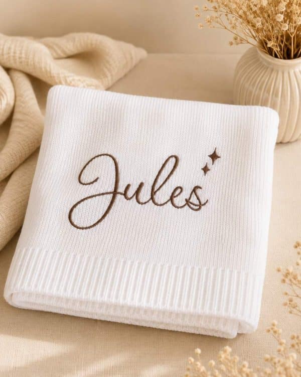 Prénom brodé sur couverture bébé garçon